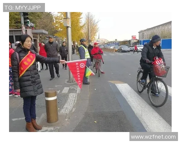 温暖的足球明星背后的感人故事与无私奉献精神探讨 温暖的足球明星背后的感人故事与无私奉献精神探讨